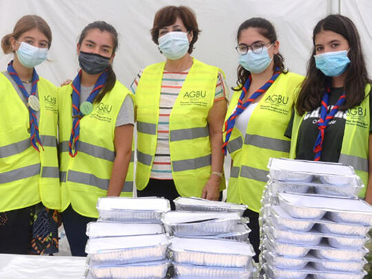 AGBU Relief volunteers distributing hundreds of meals in par