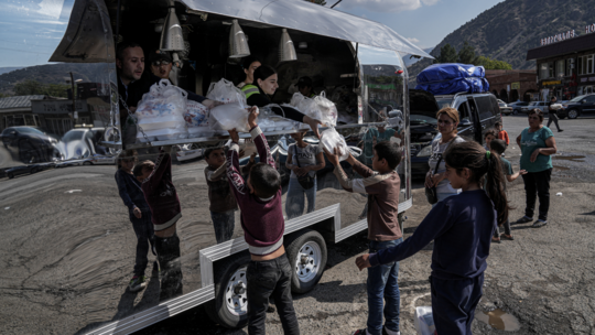 AGBU volunteers distribute meals to evacuated children and their families from a food truck dispatched to Goris, Armenia
